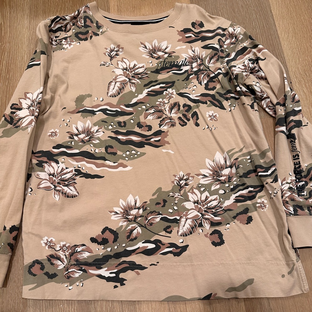 Nike Women's Camo The Force Is Female Long Sleeve T-Shirt Size M